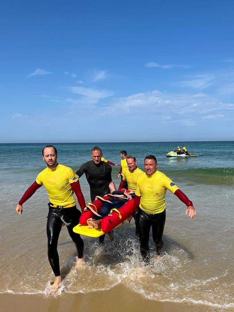 sauveteur en mer avec dispositif MOB sur plan dur